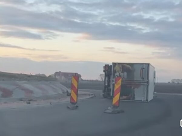 Clipe de groază pe DN 7 Titu.Trei accidente rutiere grave în același loc Pe data de 11, 12 și 13 aprilie 2025, trei accidente rutiere au avut loc pe DN 7 Titu, în aceeași locație, dar la intervale orare diferite, rezultând mai multe persoane rănite.