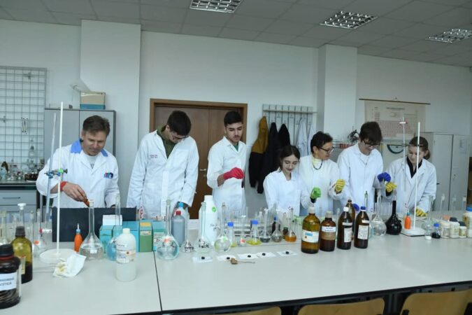 Universitatea Valahia pregătește olimpicii de mâine Într-un parteneriat dedicat performanței și susținerii tinerelor talente, Facultatea de Științe și Arte din cadrul Universității „Valahia” din Târgoviște