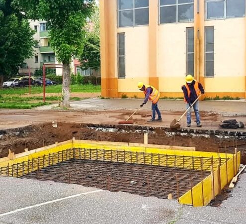 Guvernul României a decis ieri, 30 aprilie 2025, înjumătățirea timpului necesar pentru eliberarea autorizațiilor de construcție de către instituțiile publice. Măsura, anunțată de premierul Marcel Ciolacu, este una așteptată de mult atât de cetățeni, cât și de antreprenori, și vine ca un pas esențial în combaterea birocrației.