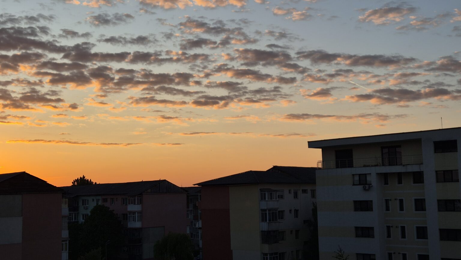 Vremea frumoasă până vineri când vin ploile, furtunile și grindina Până vineri, vremea se va menține frumoasă și primăvăratică în majoritatea regiunilor din țară, cu temperaturi ce vor varia între 7 și 25°C, perfect pentru activități în aer liber.