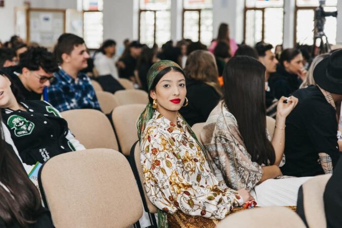 Ziua Internațională a Romilor a fost sărbătorită cu emoție și respect la Titu Ziua Internațională a Romilor a fost marcată cu un eveniment emoționant la Titu, unde elevi, profesori și invitați de seamă s-au reunit pentru a celebra diversitatea culturală, respectul și dialogul între culturi.