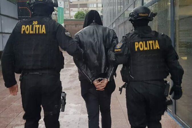 În urma cercetărilor efectuate de polițiștii din cadrul Poliției Orașului Fieni, sub coordonarea unui procuror de la Parchetul de pe lângă Judecătoria Pucioasa, la data de 7 aprilie a.c., un bărbat, de 36 de ani, din Fieni, a fost reținut pe bază de ordonanță pentru 24 de ore.