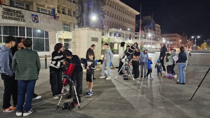 Târgoviște, loc de întâlnire pentru pasionații de astronomie în cadrul Lunii Mondiale a Astronomiei 2025 Târgoviște a fost sâmbătă seară un loc de întâlnire pentru iubitorii de astronomie din întreaga lume, fiind parte din Luna Mondială a Astronomiei (Global Astronomy Month)