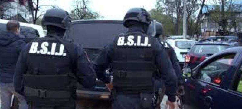  În urma cercetărilor efectuate de polițiștii din cadrul Secției nr. 1 Poliție Rurală Târgoviște, sub coordonarea unui procuror de la Parchetul de pe lângă Judecătoria Târgoviște, față de doi tineri, de 17 și 18 ani, a fost dispusă măsura reținerii pe bază de ordonanță pentru 24 de ore.