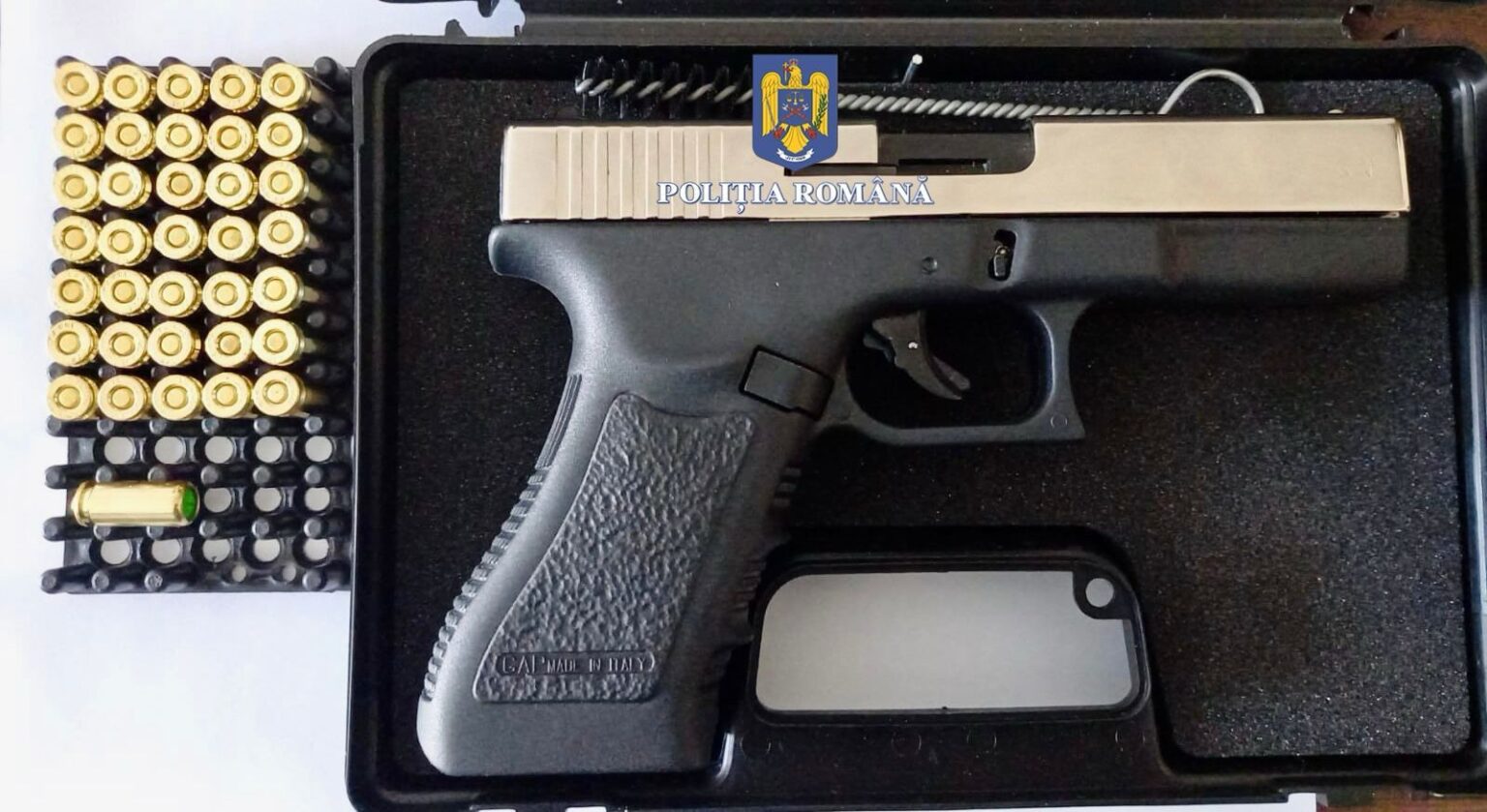 Târgoviște: Bărbat reținut pentru deținerea ilegală a armelor și contrabandă calificată În urma cercetărilor efectuate de polițiștii Serviciului Arme, Explozivi și Substanțe Periculoase, sub coordonarea unui procuror de la Parchetul de pe lângă Judecătoria Târgoviște, un bărbat, de 38 de ani, din Târgoviște, a fost reținut pe bază de ordonanță pentru 24 de ore.