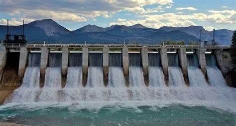 La această oră, peste 40% din energia țării provine din hidrocentrale, iar un nou pas strategic a fost făcut prin finalizarea lucrărilor de modernizare la Porțile de Fier I, unde toate cele șase grupuri au fost repuse în funcțiune cu lucrări realizate integral de companii românești.