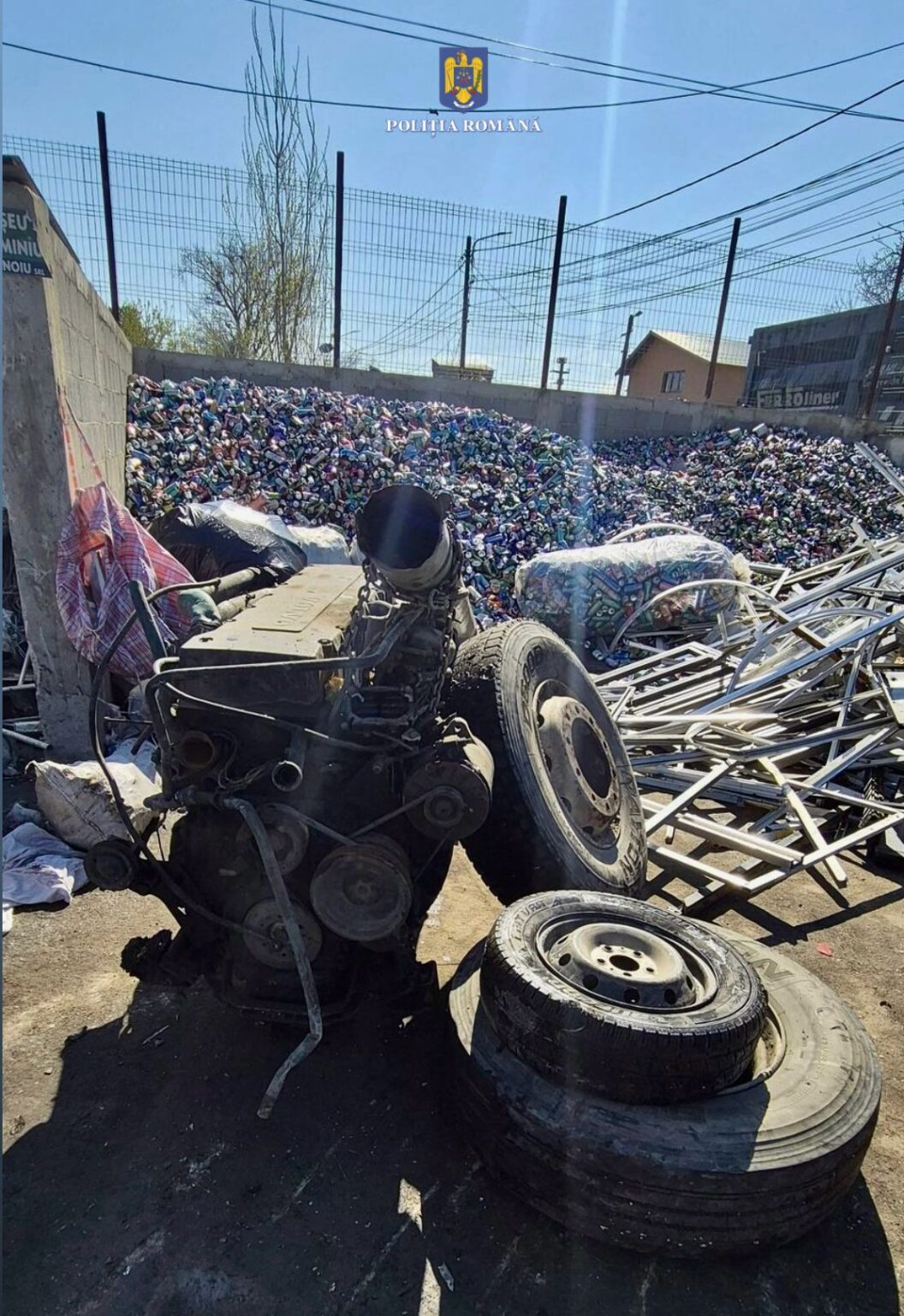 Polițiștii dâmbovițeni au depistat în trafic o autoutilitară care transporta ilegal 2.000 de kilograme de fier vechi Polițiștii din cadrul Poliției Orașului Găești au oprit în trafic o autoutilitară condusă de un tânăr, de 24 de ani, din comuna Conțești.