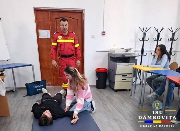 ISU Dâmbovița învață elevii să acorde primul ajutor Ieri, Inspectoratul pentru Situații de Urgență „Basarab I” al Județului Dâmbovița a desfășurat sesiuni educaționale pentru elevii din două școli din Târgoviște: Colegiul Național „Constantin Carabella” și Școala Gimnazială „Coresi”