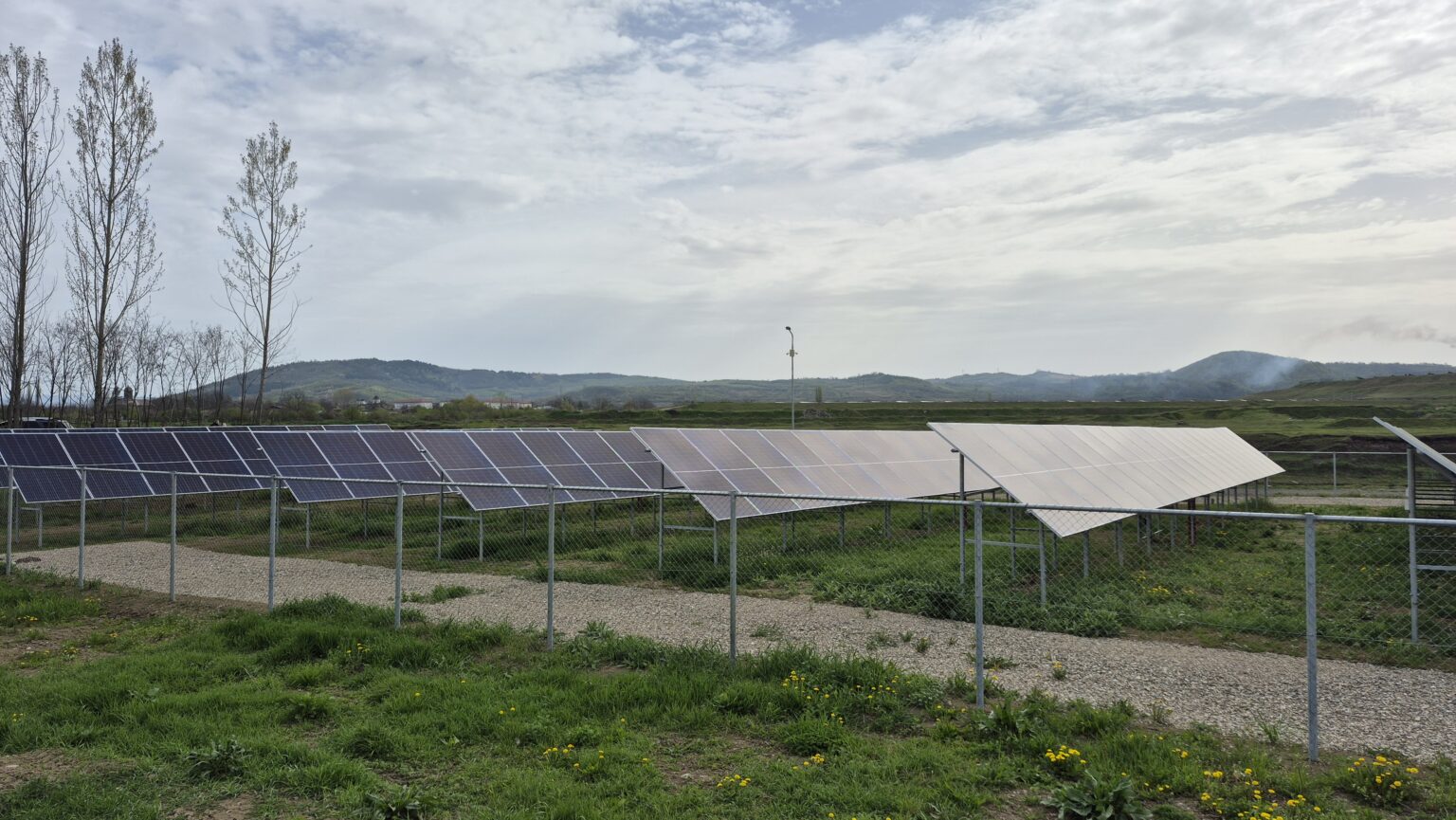 Energie curată la Șotânga! Primăria își produce singură curentul.Comuna Șotânga devine un exemplu de bună practică în ceea ce privește investițiile în energie verde. Parcul fotovoltaic construit de Primăria Șotânga este complet funcțional și deja produce energie electrică pentru consumul public.