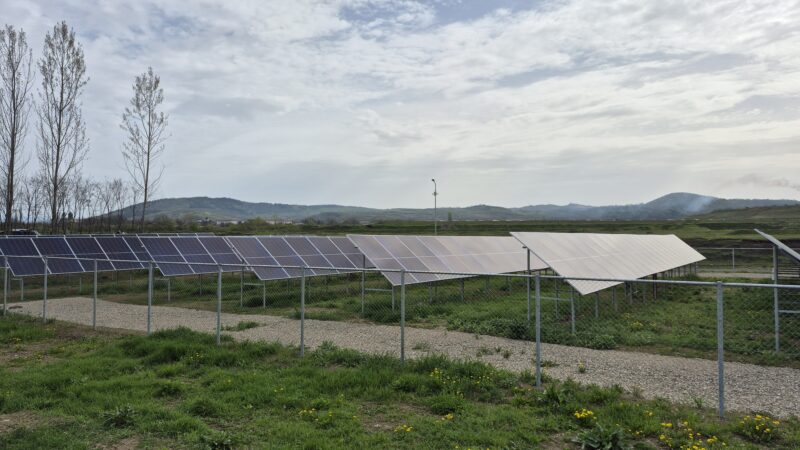 Energie curată la Șotânga! Primăria își produce singură curentul.Comuna Șotânga devine un exemplu de bună practică în ceea ce privește investițiile în energie verde. Parcul fotovoltaic construit de Primăria Șotânga este complet funcțional și deja produce energie electrică pentru consumul public.