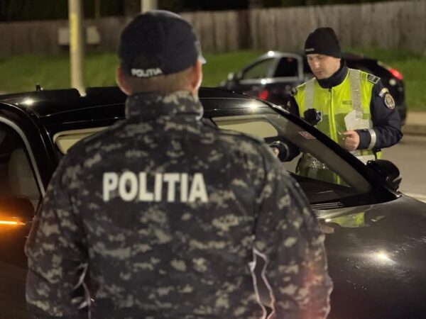 45 de permise de conducere reținute în doar 48 de ore pe drumurile din Dâmbovița În ultimele 48 de ore, polițiștii din cadrul Inspectoratului de Poliție Județean Dâmbovița au desfășurat o serie de acțiuni menite să crească gradul de siguranță al cetățenilor și să prevină evenimentele rutiere, dar și faptele de natură contravențională sau penală.