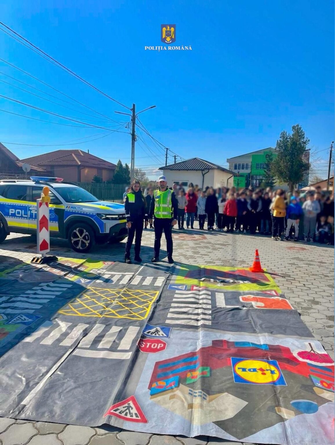 Polițiștii dâmbovițeni împărtășesc lecții de siguranță rutieră elevilor din Găești Ieri, 8 aprilie 2025, polițiștii din cadrul Poliției Orașului Găești și ai Serviciului Rutier Dâmbovița au adus un plus de siguranță în comunitatea locală, desfășurând activități educative cu elevii din mai multe școli din oraș, în cadrul programului național „Săptămâna Verde”.