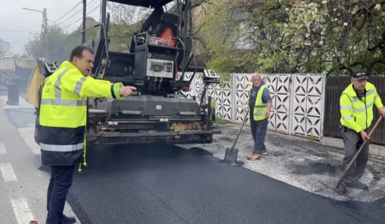 Mobilizare generală pe șantierele din Răzvad: Lucrări ample de infrastructură în desfășurare Săptămâna aceasta, în comuna Răzvad a început cu mobilizare pe șantiere, unde se desfășoară lucrări extinse la trama stradală, modernizarea trotuarelor