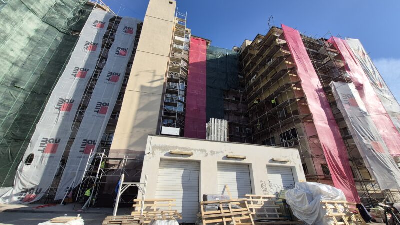 Primăria Târgoviște, sub conducerea primarului Daniel Cristian Stan, continuă un proiect de mare amploare pentru îmbunătățirea condițiilor de trai ale cetățenilor: reabilitarea blocurilor de locuințe. 