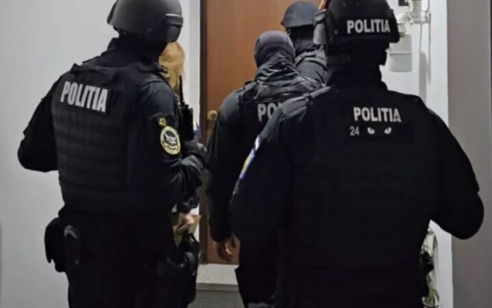 Tânăr din Găești, reținut pentru proxenetism: A trimis iubitele să practice prostituția în Franța și Olanda Tânăr din Găești, reținut pentru proxenetism, după o amplă anchetă a poliției.