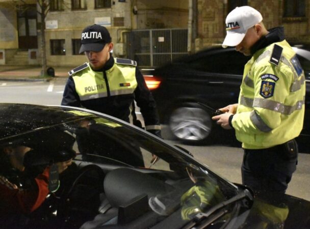 Șofer din Braniștea, prins în Titu conducând cu permisul suspendat În noaptea de 7 aprilie, polițiștii din cadrul Poliției Orașului Titu au oprit pentru control un autoturism pe strada Pictor Nicolae Grigorescu din Titu, condus de un bărbat de 37 de ani din comuna Braniștea. În urma verificărilor efectuate, polițiștii au constatat că șoferul avea dreptul de a conduce suspendat, fiind astfel oprit din a continua deplasarea pe drumurile publice.