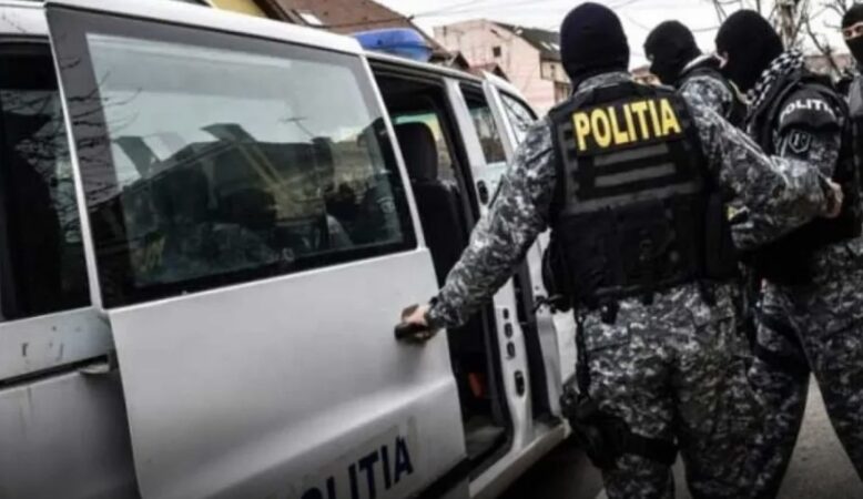 Traficant de droguri condamnat la 5 ani de închisoare, capturat de polițiștii dâmbovițeni Polițiștii dâmbovițeni au reușit să pună în aplicare un mandat de executare a pedepsei privative de libertate, emis de Tribunalul București