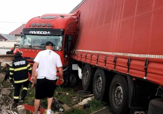 Un eveniment rutier cu urmări serioase a avut loc la intrarea în municipiul Târgoviște, unde un TIR a lovit un autoturism și a ajuns în gardul unei locuințe.