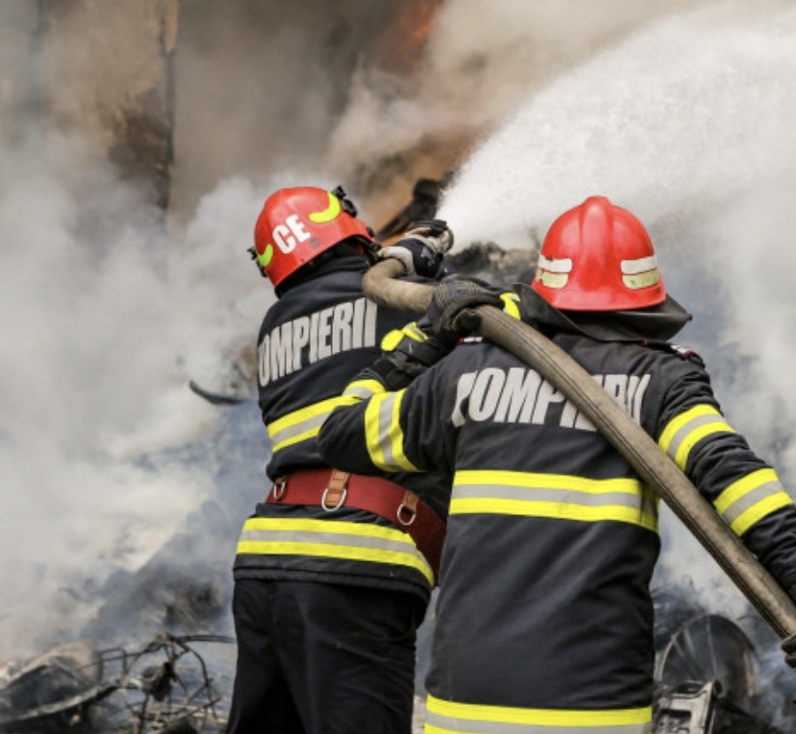 Alertă în Răzvad: Flăcările au cuprins o anexă gospodărească, intervenție în forță a pompierilor