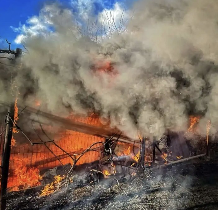 Alertă în Răzvad: Flăcările au cuprins o anexă gospodărească, intervenție în forță a pompierilor