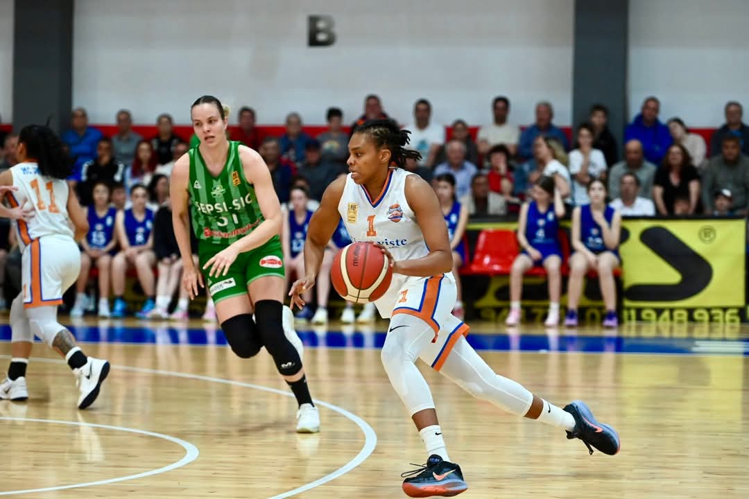 Echipa de baschet feminin CSM Târgoviște a încheiat sezonul 2024-2025 cu un rezultat remarcabil, ocupând locul al doilea în Liga Națională de Baschet Feminin, după o finală intensă împotriva celor de la SEPSI SIC Sfântu Gheorghe. În fața suporterilor din Sala Ioan Valerian, echipa noastră a luptat din greu, demonstrând o determinare și o unitate impresionante pe tot parcursul meciului.