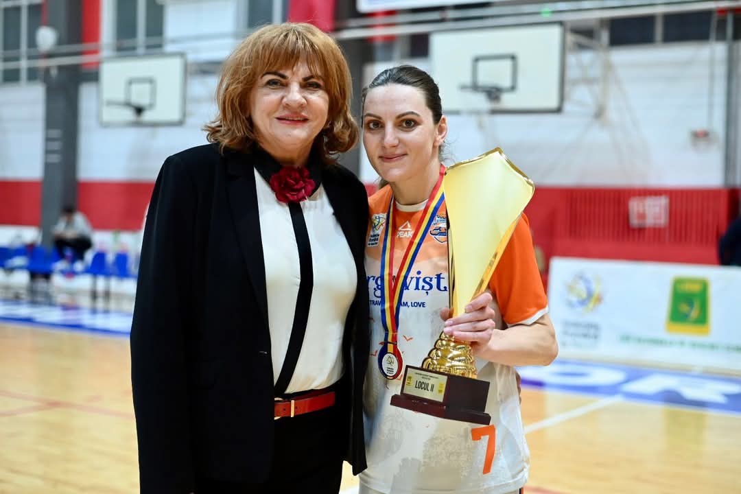 Echipa de baschet feminin CSM Târgoviște a încheiat sezonul 2024-2025 cu un rezultat remarcabil, ocupând locul al doilea în Liga Națională de Baschet Feminin, după o finală intensă împotriva celor de la SEPSI SIC Sfântu Gheorghe. În fața suporterilor din Sala Ioan Valerian, echipa noastră a luptat din greu, demonstrând o determinare și o unitate impresionante pe tot parcursul meciului.