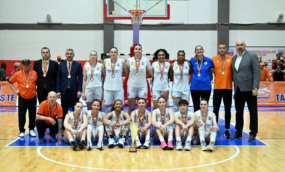 Echipa de baschet feminin CSM Târgoviște a încheiat sezonul 2024-2025 cu un rezultat remarcabil, ocupând locul al doilea în Liga Națională de Baschet Feminin, după o finală intensă împotriva celor de la SEPSI SIC Sfântu Gheorghe. În fața suporterilor din Sala Ioan Valerian, echipa noastră a luptat din greu, demonstrând o determinare și o unitate impresionante pe tot parcursul meciului.