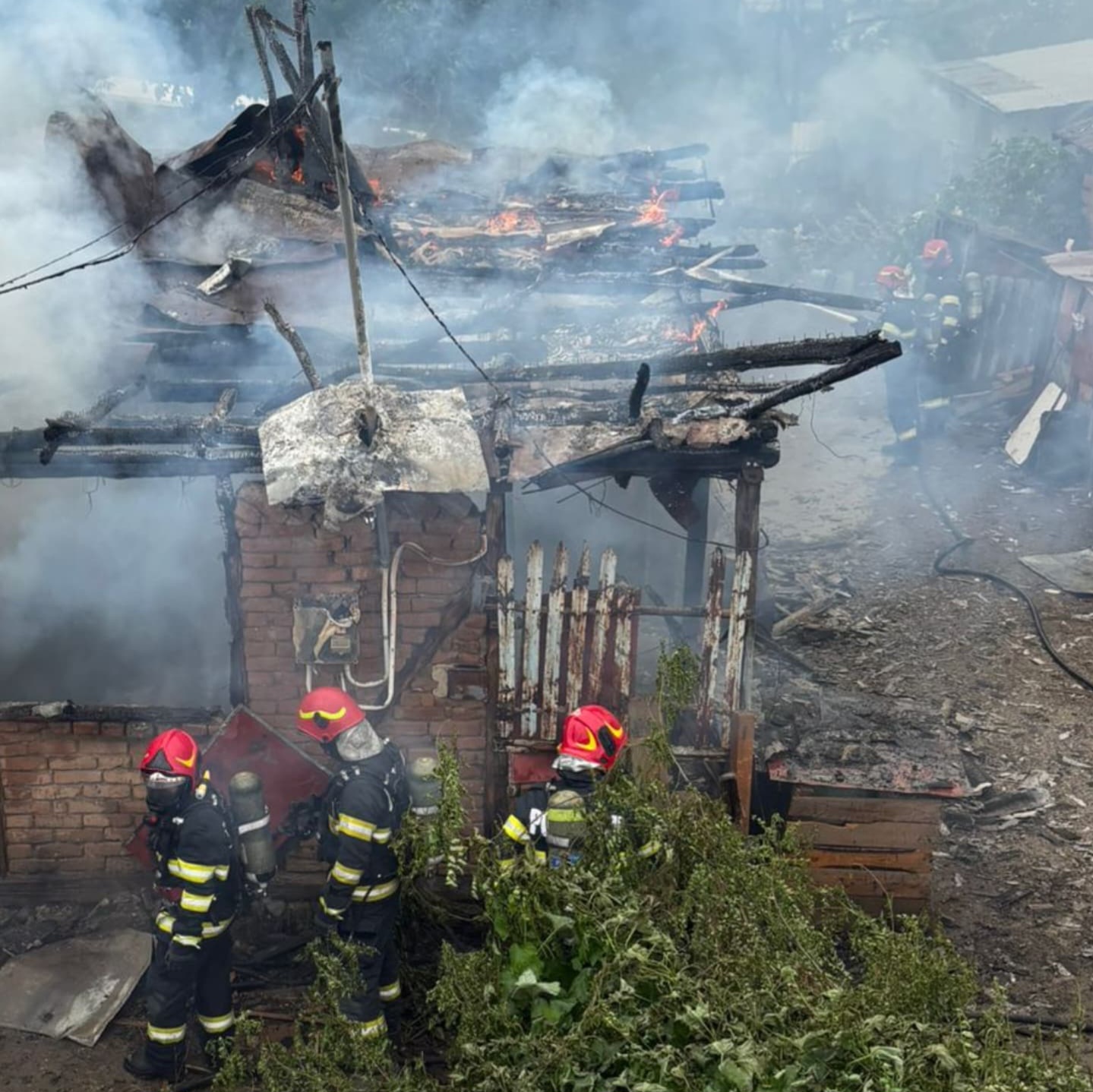 Casă cuprinsă de flăcări în satul Decindeni, intervenție rapidă a pompierilor