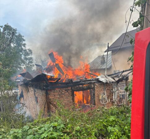 Casă cuprinsă de flăcări în satul Decindeni, intervenție rapidă a pompierilor Casă cuprinsă de flăcări în satul Decindeni, intervenție rapidă a pompierilor