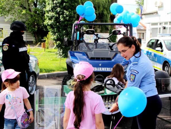 Copiii sunt invitați să exploreze lumea Jandarmeriei și Poliției Dâmbovița Copiii sunt invitați să exploreze lumea Jandarmeriei și Poliției Dâmbovița