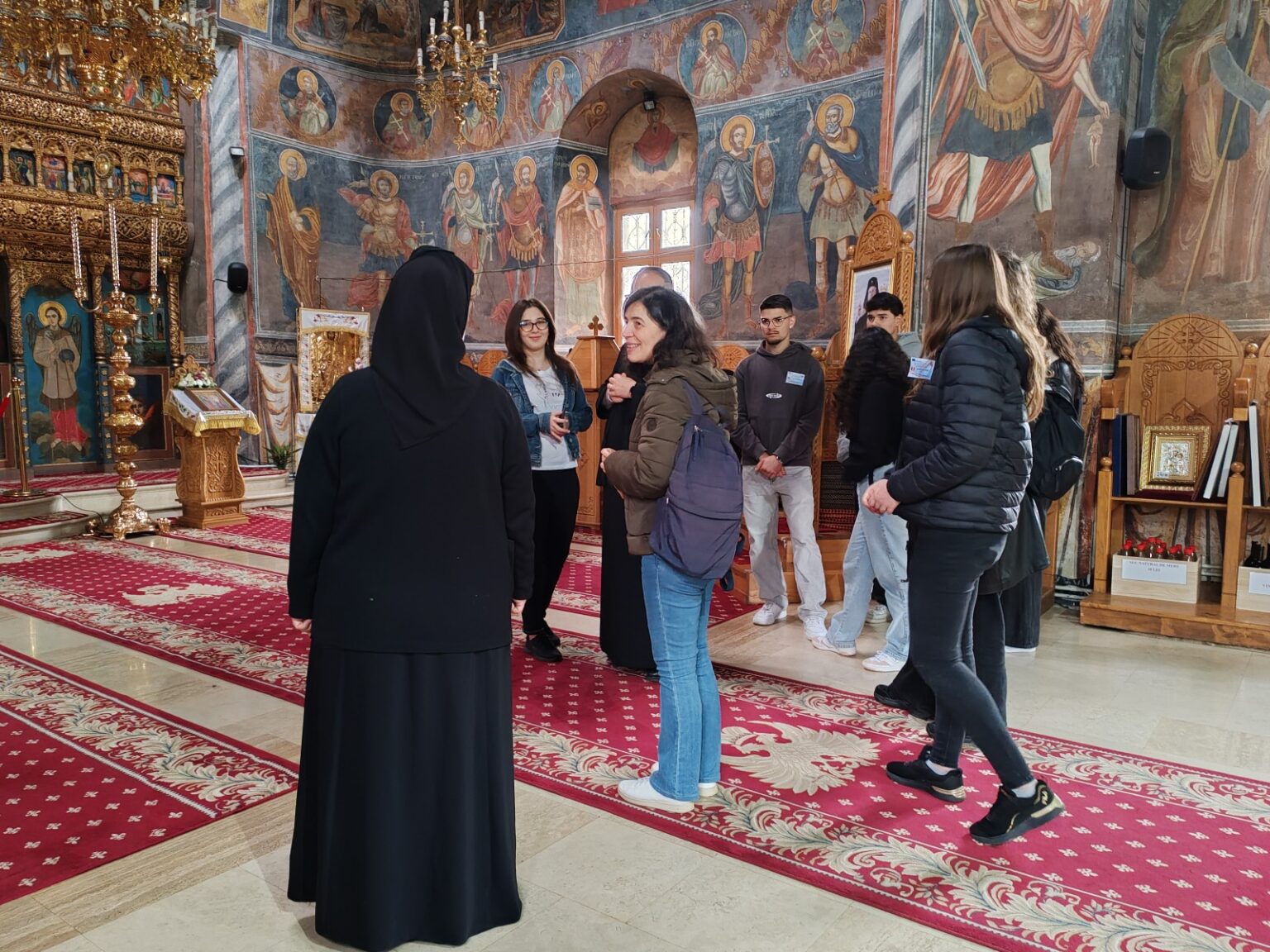 Elevii portughezi descoperă patrimoniul spiritual al județului Dâmbovița Elevii portughezi descoperă patrimoniul spiritual al județului Dâmbovița