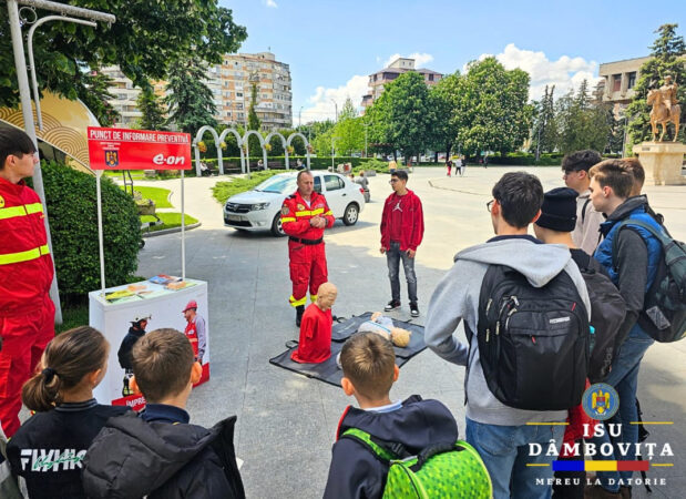 Fii eroul din prima clipă: ISU Dâmbovița a predat dâmbovițenilor lecții vitale de prim ajutor Inspectoratul pentru Situații de Urgență „Basarab I” Dâmbovița a organizat marți un atelier de prim ajutor, în cadrul activităților dedicate Zilei Informării Preventive. Evenimentul a avut ca scop creșterea gradului de conștientizare și pregătire a populației în fața situațiilor de urgență.