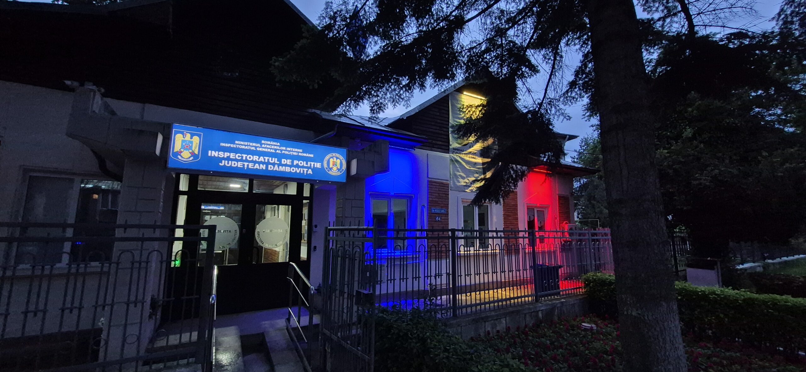 Sediul IPJ Dâmbovița, iluminat în culorile tricolorului, un nou concept care atrage privirile târgoviștenilor