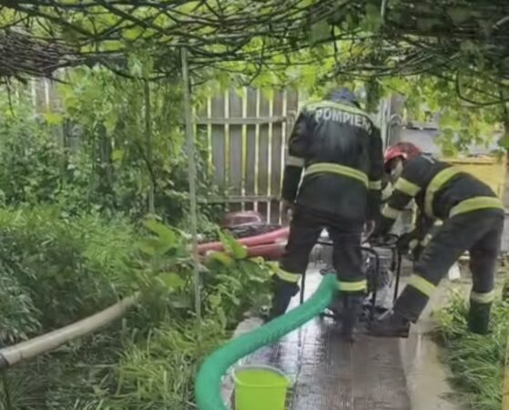 ISU Dâmbovița intervine în forță după ploile din ultimele 24 de ore ISU Dâmbovița intervine în forță după ploile din ultimele 24 de ore