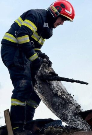 Incendiu în comuna Poiana: O casă distrusă de foc si o persoană transportată la spital cu arsuri Incendiu în comuna Poiana: O casă distrusă de foc si o persoană transportată la spital cu arsuri