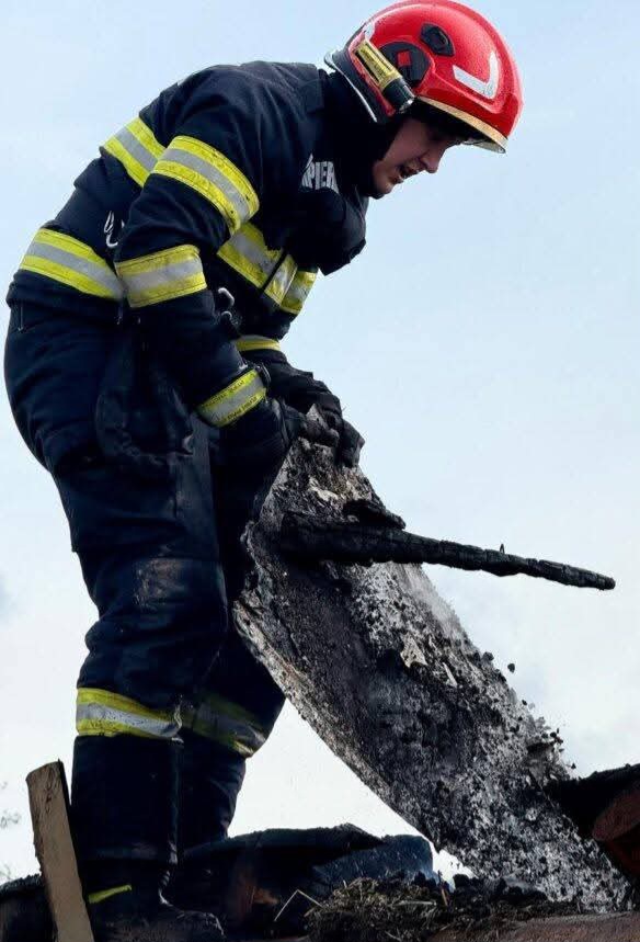 Incendiu în comuna Poiana: O casă distrusă de foc si o persoană transportată la spital cu arsuri