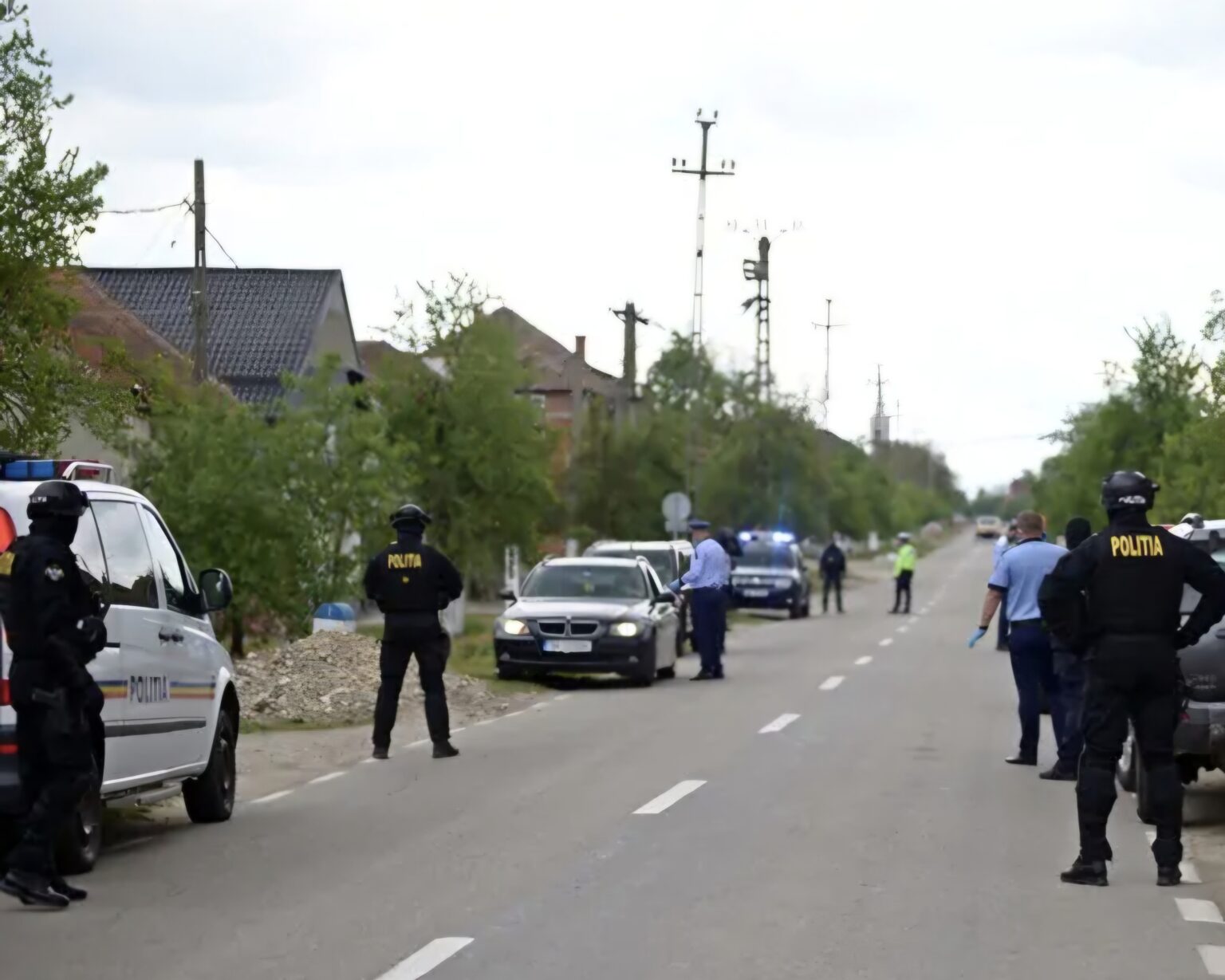 Județul Dâmbovița este împânzit de polițiști Inspectoratul de Poliție Județean Dâmbovița a anunțat măsuri de siguranță suplimentare pentru perioada 2-4 mai 2025, aproximativ 200 de polițiști vor desfășura zilnic activități de prevenire a faptelor antisociale și de descurajare a comportamentelor care ar putea perturba liniștea publică.