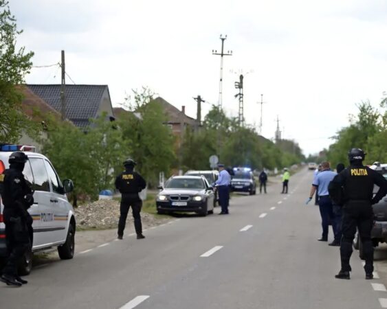 Județul Dâmbovița este împânzit de polițiști Inspectoratul de Poliție Județean Dâmbovița a anunțat măsuri de siguranță suplimentare pentru perioada 2-4 mai 2025, aproximativ 200 de polițiști vor desfășura zilnic activități de prevenire a faptelor antisociale și de descurajare a comportamentelor care ar putea perturba liniștea publică.