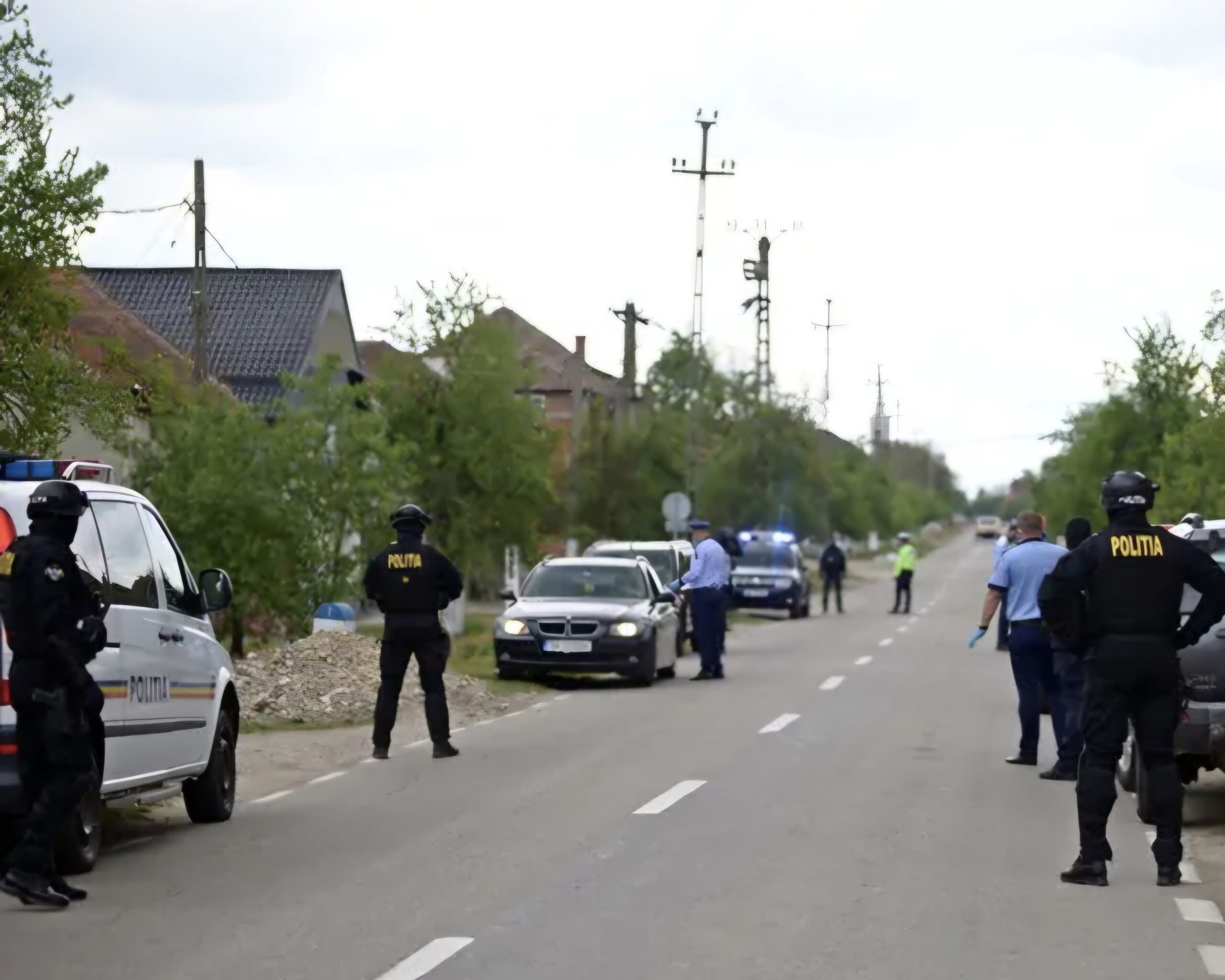 Inspectoratul de Poliție Județean Dâmbovița a anunțat măsuri de siguranță suplimentare pentru perioada 2-4 mai 2025, aproximativ 200 de polițiști vor desfășura zilnic activități de prevenire a faptelor antisociale și de descurajare a comportamentelor care ar putea perturba liniștea publică.