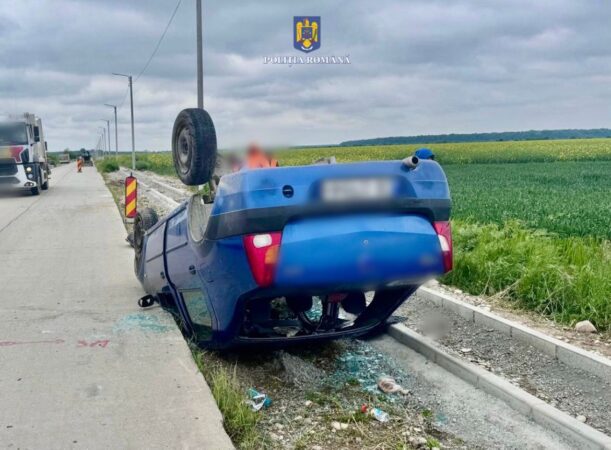 La un pas de tragedie: O mașină s-a răsturnat după impactul cu un buldoexcavator Un moment de neatenție putea avea consecințe tragice ieri, în afara localității Heleșteu, comuna Contești, județul Dâmbovița. În jurul orei 12:05, liniștea unei zile obișnuite a fost spartă de zgomotul unui impact violent între un autoturism și un utilaj greu – un buldoexcavator.