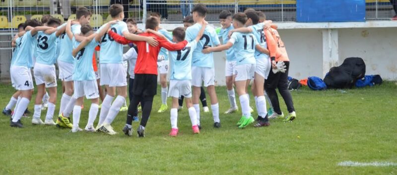 Lovitură de teatru în Campionatul U15: Fieni învinge liderul, Kinder preia conducerea Lovitură de teatru în Campionatul U15: Fieni învinge liderul, Kinder preia conducerea