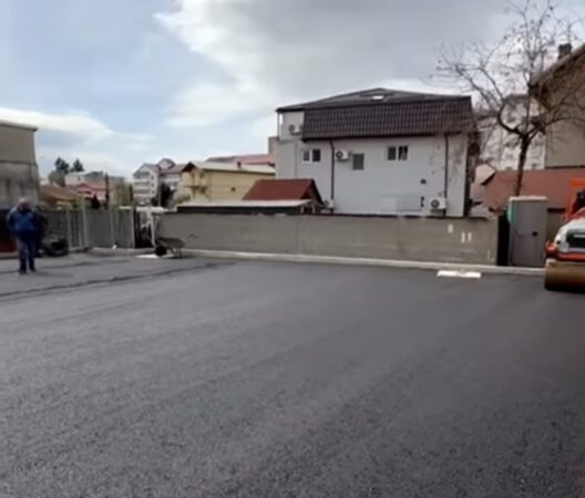 O nouă parcare modernă prinde contur în municipiul Târgoviște Administrația municipiului Târgoviște se apropie de finalizarea unei investiții importante în infrastructura urbană: amenajarea noii parcări de pe strada Gabriel Popescu, în locul fostului punct termic nr. 2.