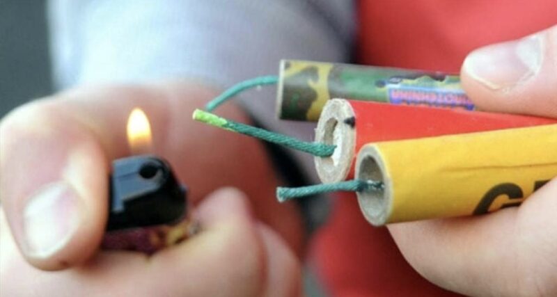 Parlamentul spune STOP accidentelor cu petarde: Lege nouă pentru protejarea copiilor și tinerilor Parlamentul României a votat, cu o largă majoritate, modificarea Legii privind regimul materiilor explozive, într-un efort comun de a preveni tragediile provocate de folosirea necontrolată a materialelor pirotehnice. Noua lege vine ca răspuns direct la statisticile alarmante din sezonul sărbătorilor de iarnă 2024–2025, când 565 de persoane, majoritatea copii și tineri, au fost grav rănite sau mutilate pe viață din cauza petardelor.