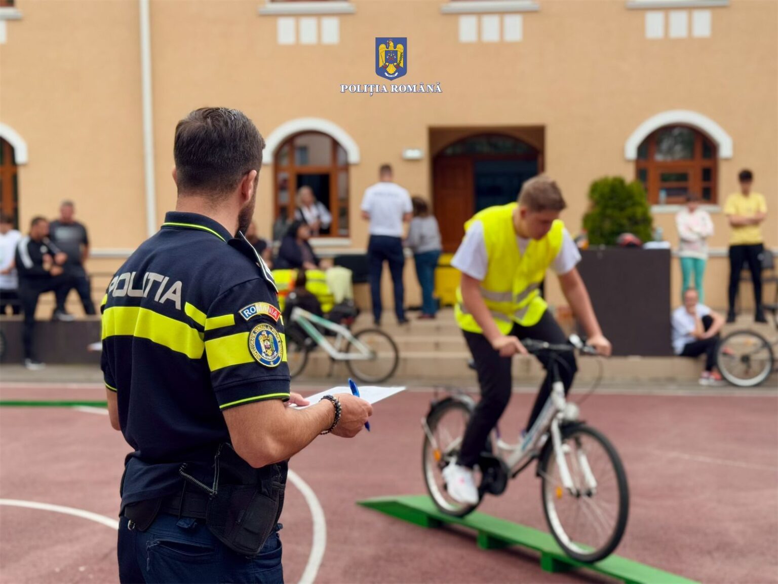 Pedalează în siguranță! Concursul „BIKE” a adus elevii târgovișteni în prim-planul siguranței rutiere Pedalează în siguranță! Concursul „BIKE” a adus elevii târgovișteni în prim-planul siguranței rutiere