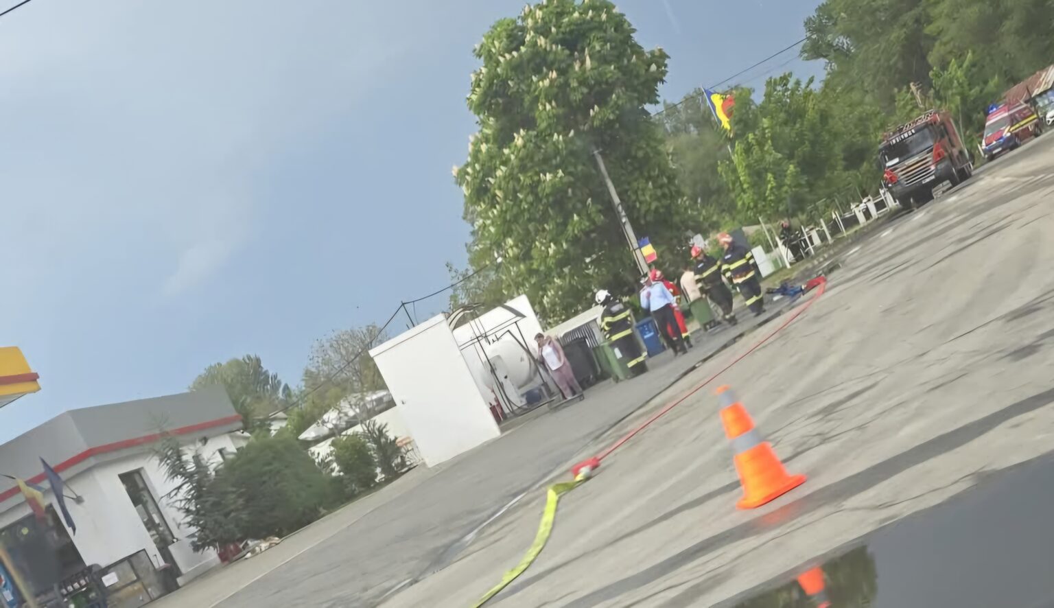 Pericol la o benzinărie din Titu: Scurgere de gaz GPL, evacuări și intervenție de urgență a pompierilor