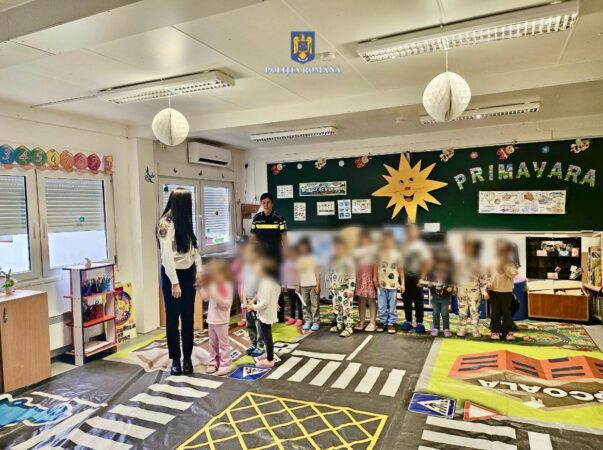 Polițiștii dâmbovițeni au dat lecții de siguranță preșcolarilor Polițiștii dâmbovițeni au dat lecții de siguranță preșcolarilor