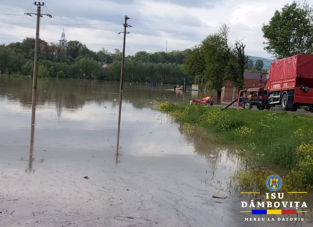 Pompierii dâmbovițeni, în sprijinul comunităților afectate de inundații din județul Covasna