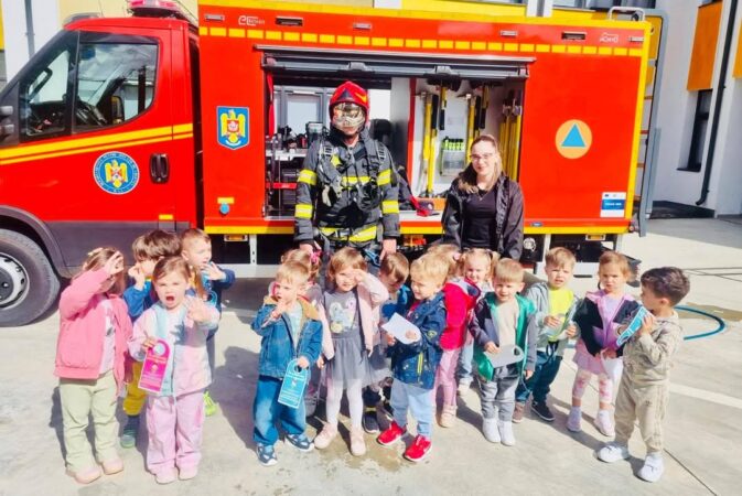 Pompierii, eroii zilei la Grădinița „Rază de Soare” din Târgoviște, în cadrul programului „Școala Altfel” Pompierii, eroii zilei la Grădinița „Rază de Soare” din Târgoviște, în cadrul programului „Școala Altfel”