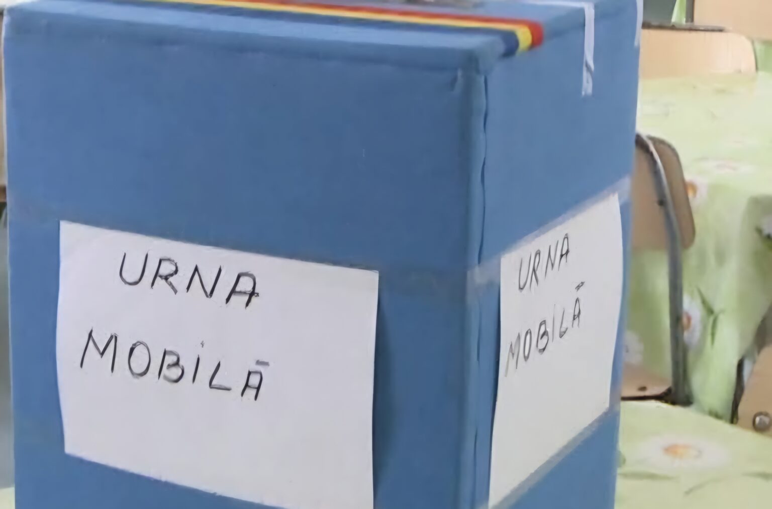 Poți vota cu urna mobilă dacă nu te poți deplasa Autoritatea Electorală Permanentă (AEP) informează cetățenii României că, la alegerile prezidențiale din 4 mai 2025, acei alegători care nu se pot deplasa la secția de votare din cauza unor motive obiective, cum ar fi boala sau invaliditatea, pot solicita votul prin intermediul urne speciale.