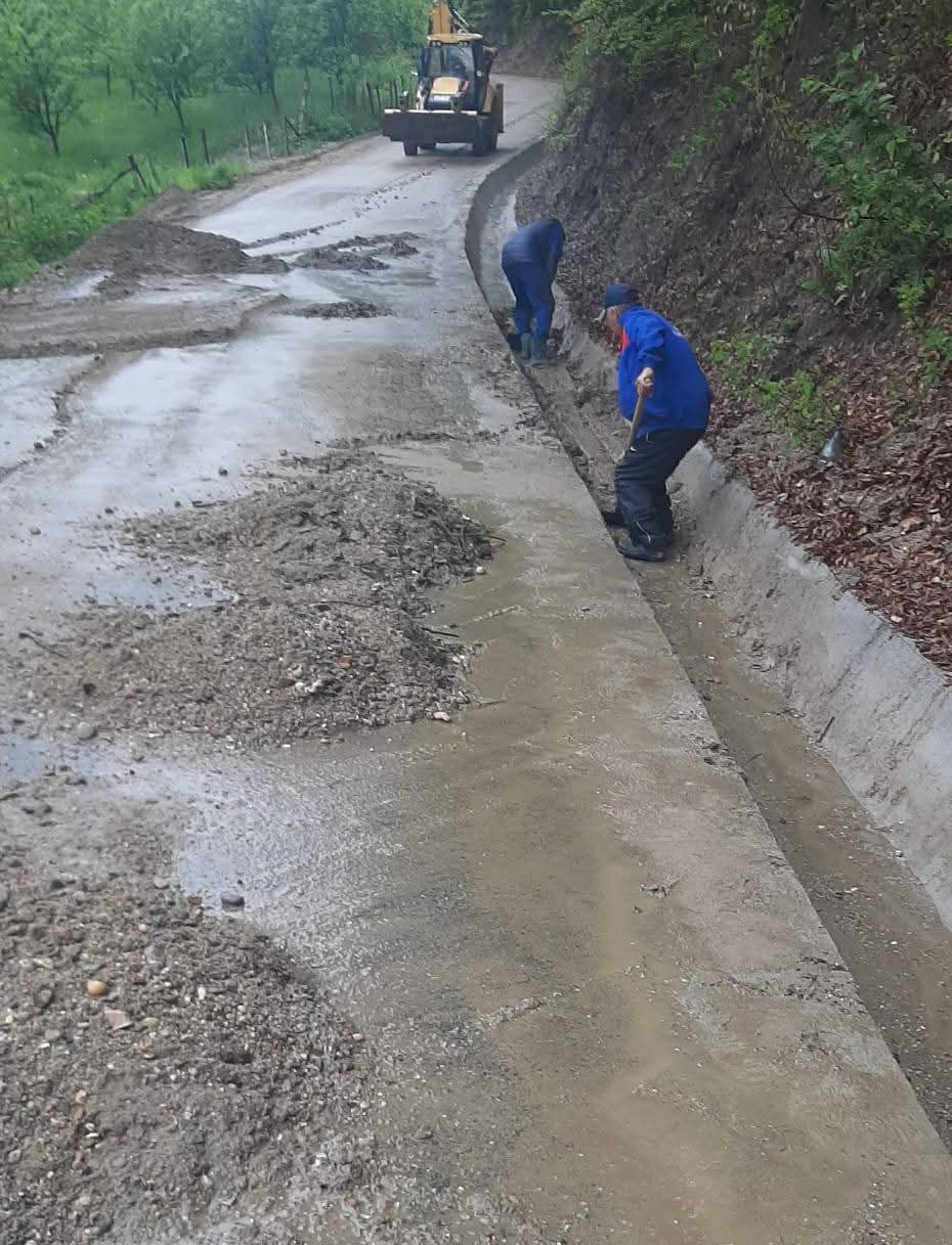 Primăria Văleni Dâmbovița continuă acțiunile pe teren: Decolmatarea șanțurilor și curățenie pe văi